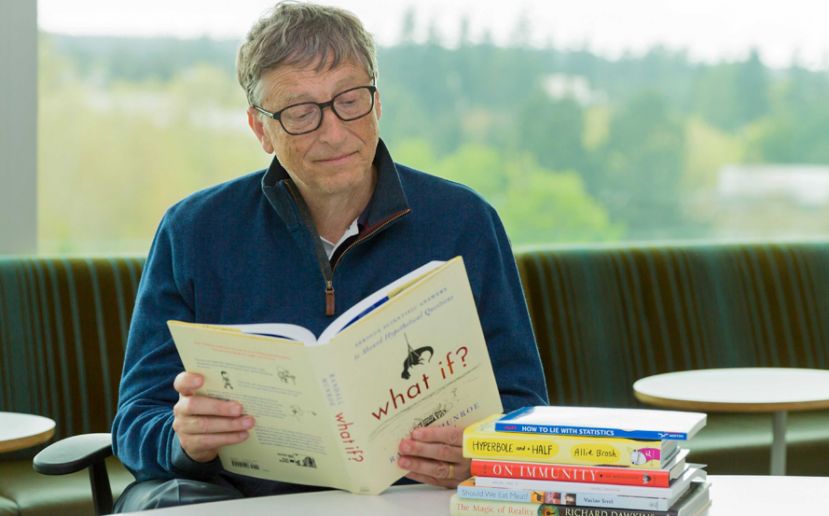 Bill Gates, fundador de Microsoft, asegura que leería hasta 50 libros cada año
