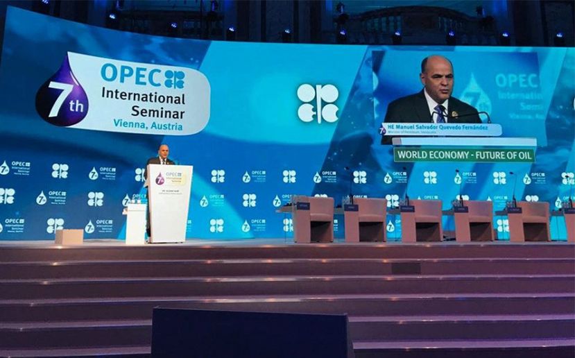 Ministro Manuel Quevedo durante su presentación en la cumbre de la OPEP