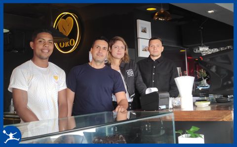 Carlos Eduardo Páez, chef y gerente de Oro Café junto a parte de su equipo (foto PEE)