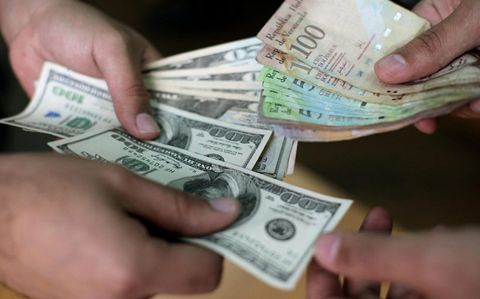 Cómo la competencia ha disparado el precio del dólar paralelo en Venezuela