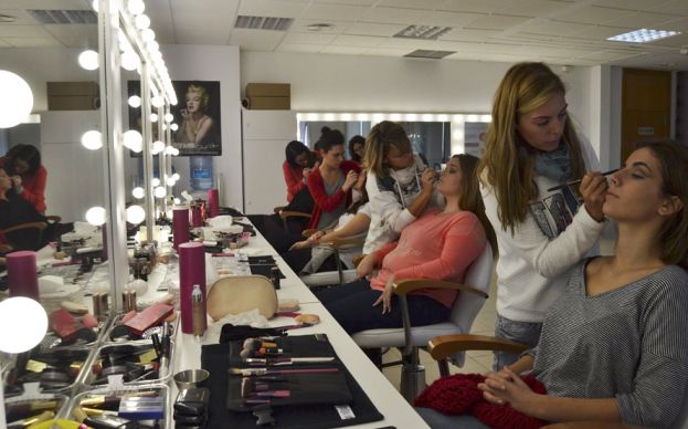 Cada vez más venezolanos invierten en cursos de maquillaje